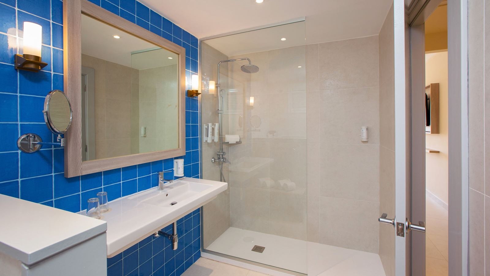 rooms-dde-double-deluxe-pool-view-balcony