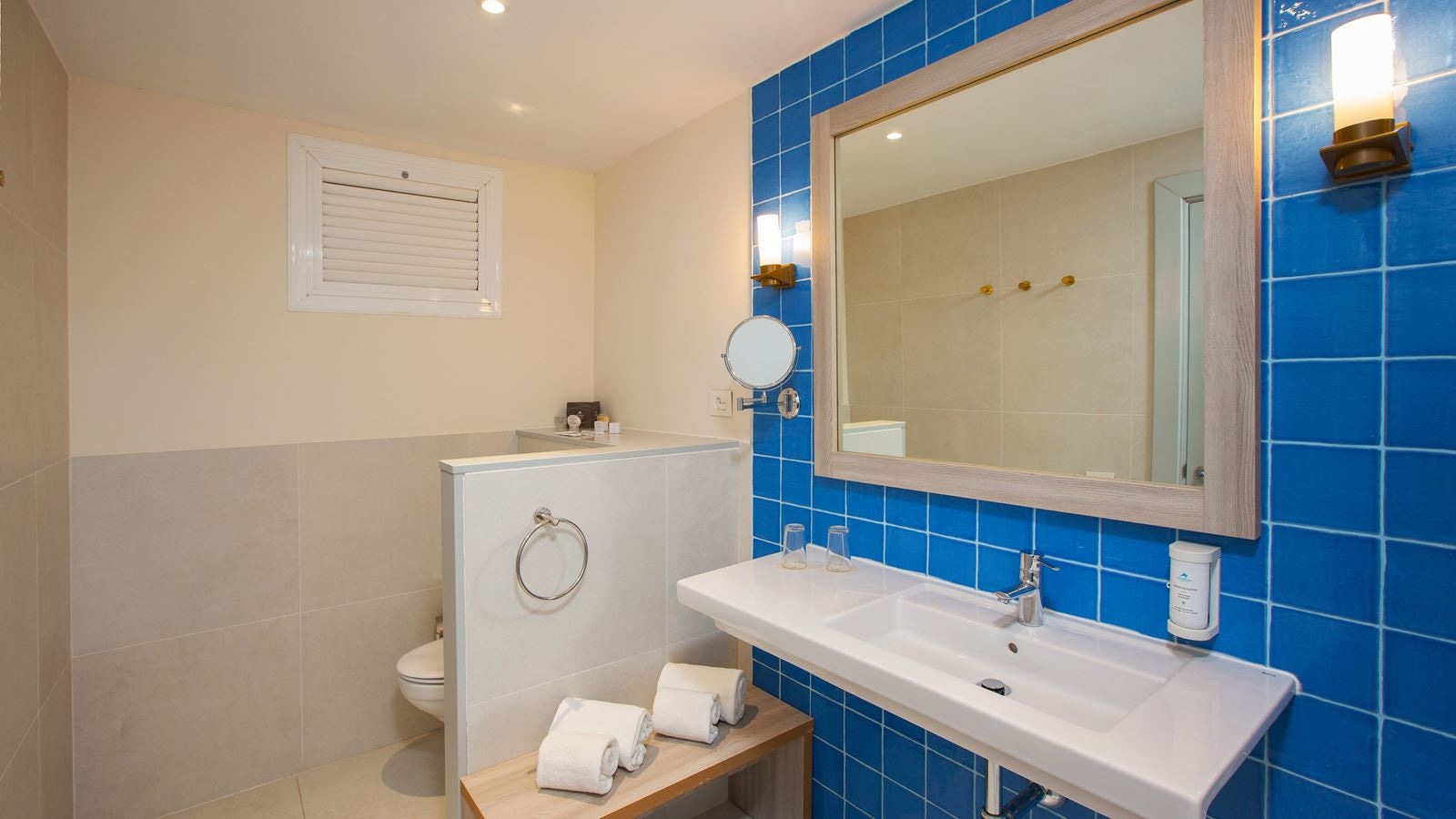 rooms-dde-double-deluxe-pool-view-balcony