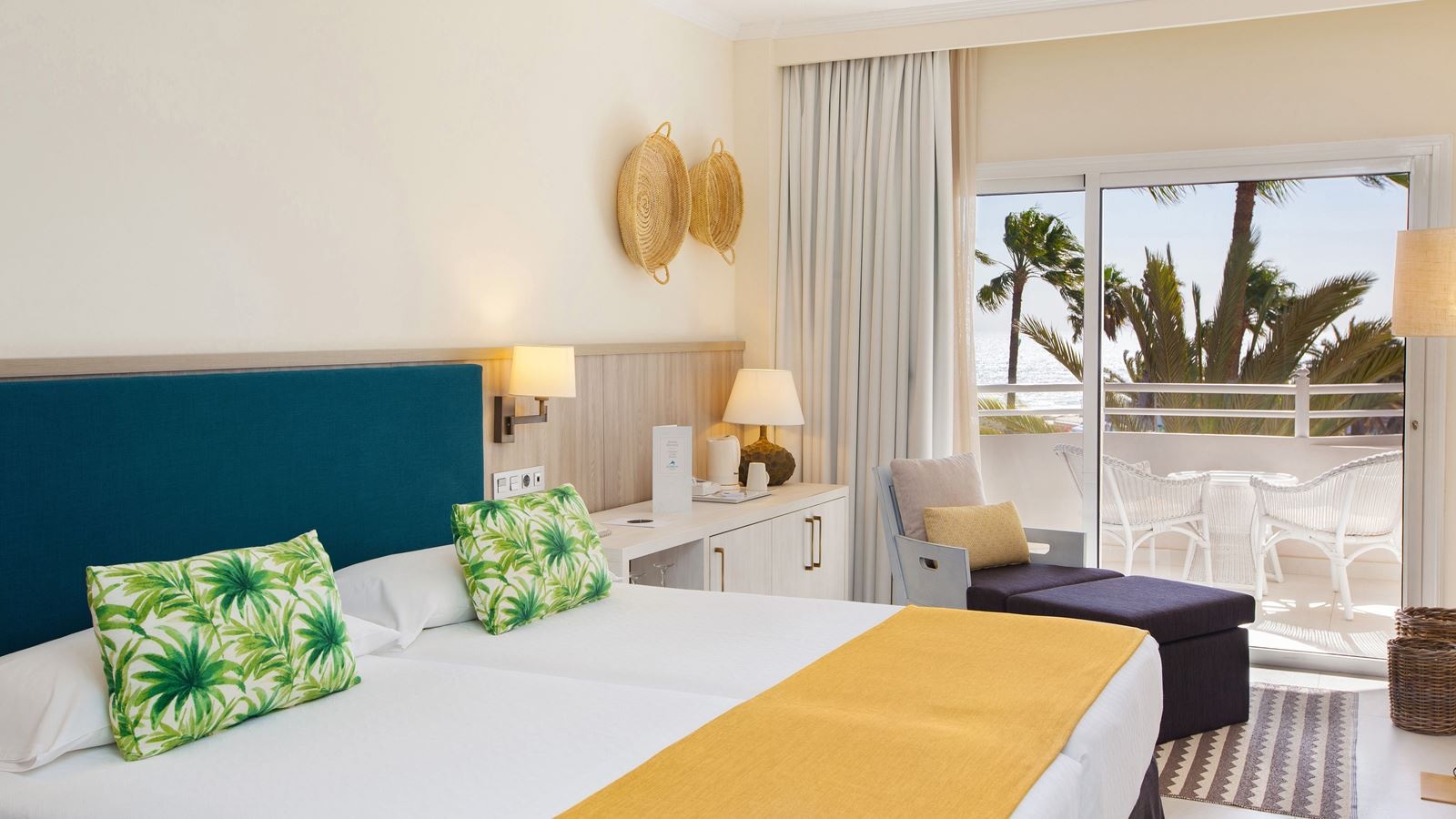 rooms-dde-double-deluxe-pool-view-balcony