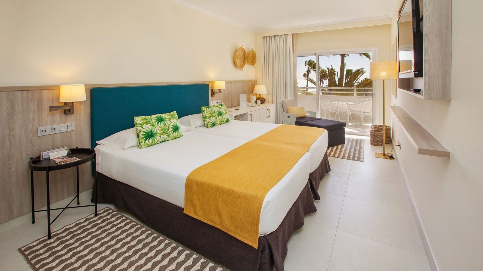 rooms-dde-double-deluxe-pool-view-balcony