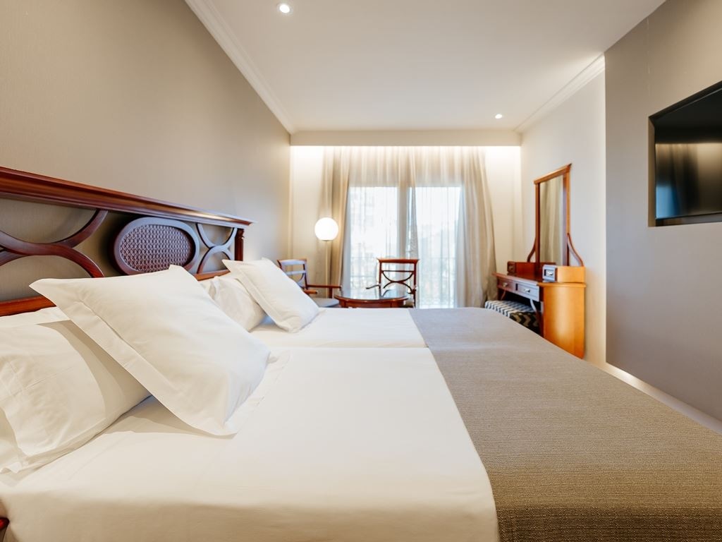 rooms-plaza-view-deluxe-room-with-balcony