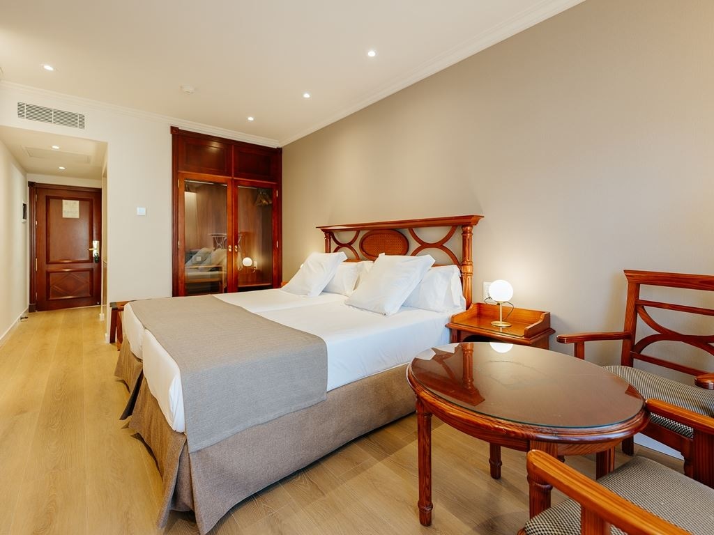 rooms-plaza-view-deluxe-room-with-balcony