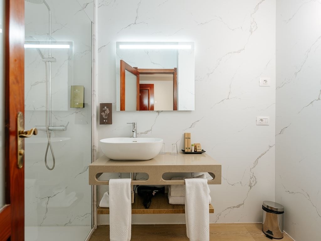 rooms-plaza-view-deluxe-room-with-balcony