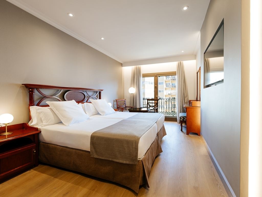 rooms-plaza-view-deluxe-room-with-balcony