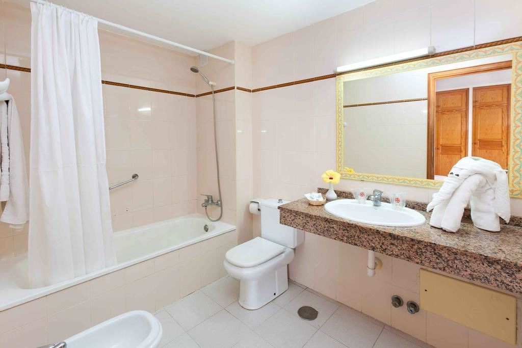 rooms-apartment-1-bedroom-balcony-or-terrace