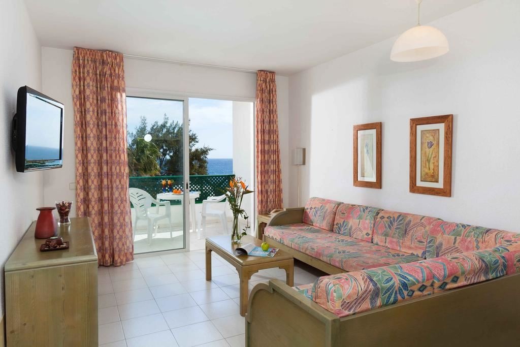 rooms-apartment-1-bedroom-balcony-or-terrace