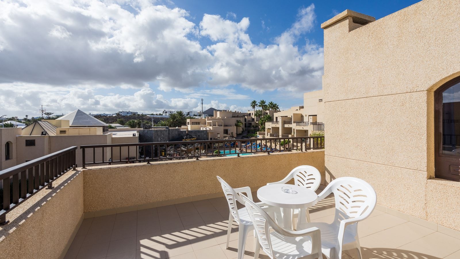 rooms-apartment-2-bedrooms-balcony-or-terrace