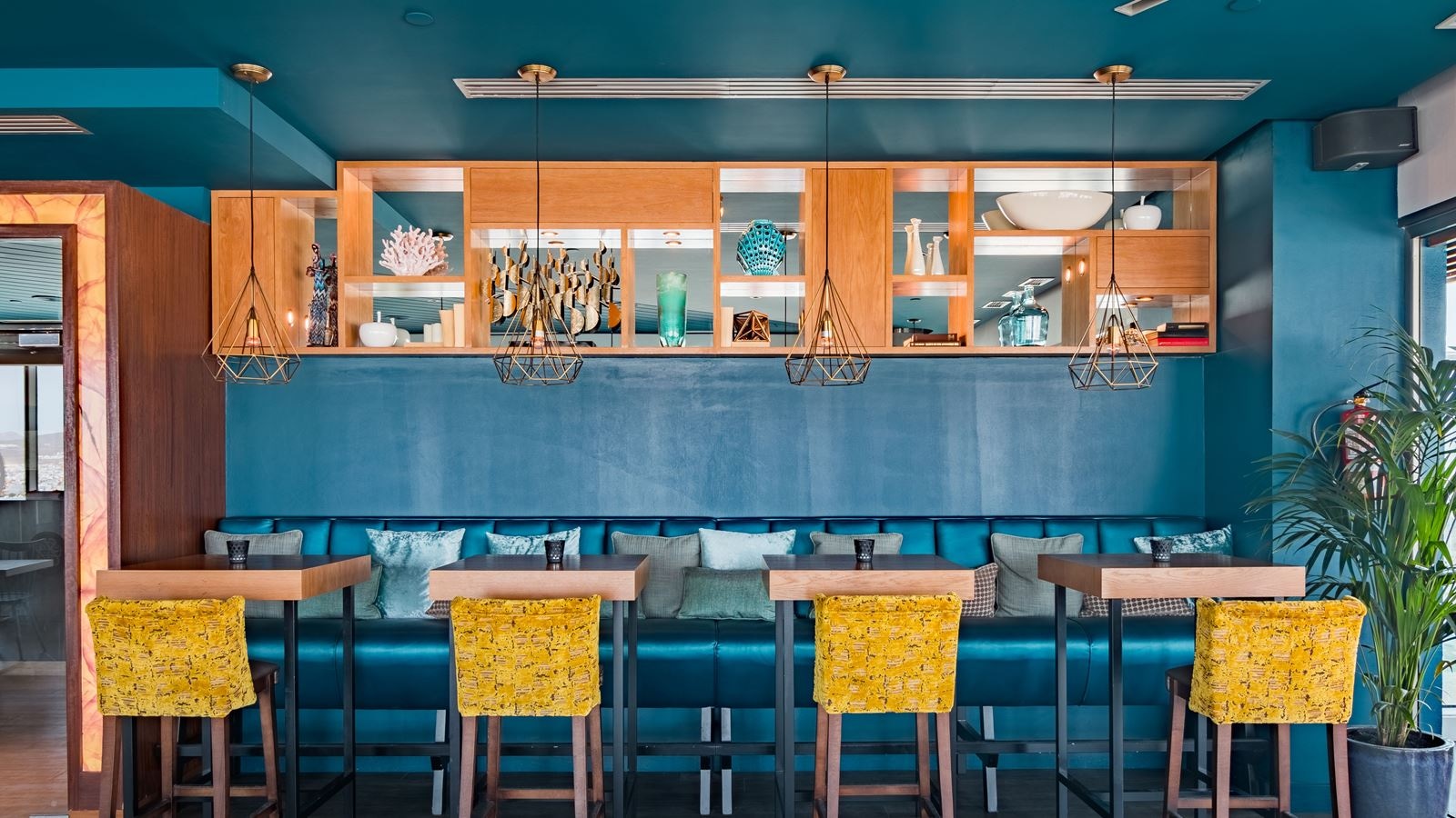 bars-blue-17-rooftop-bar