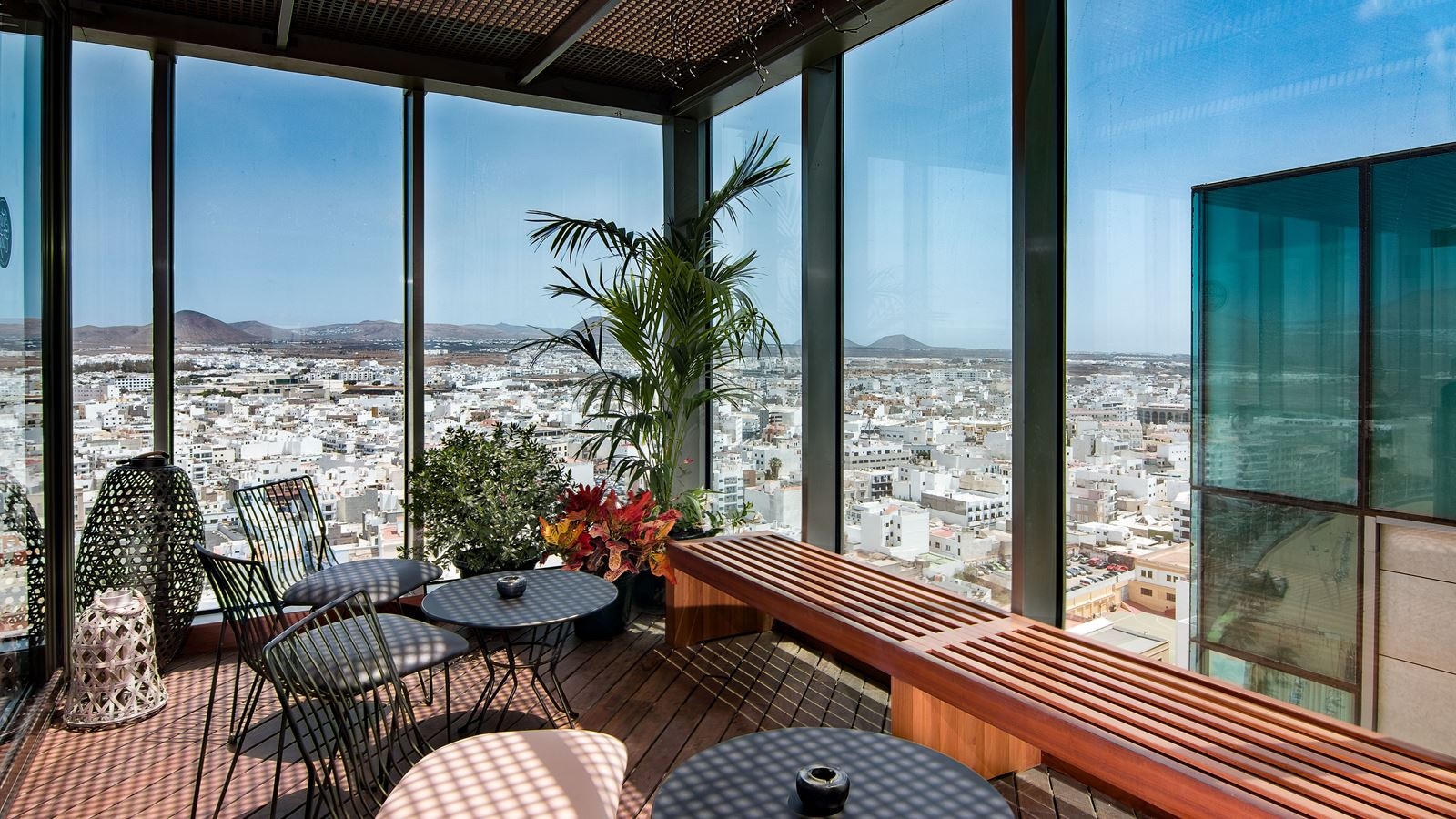 bars-blue-17-rooftop-bar