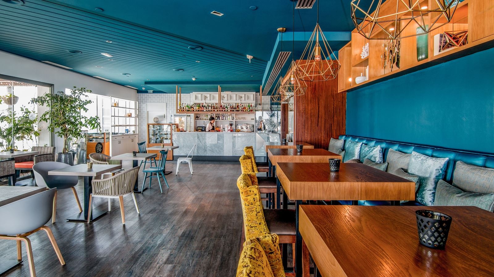 bars-blue-17-rooftop-bar