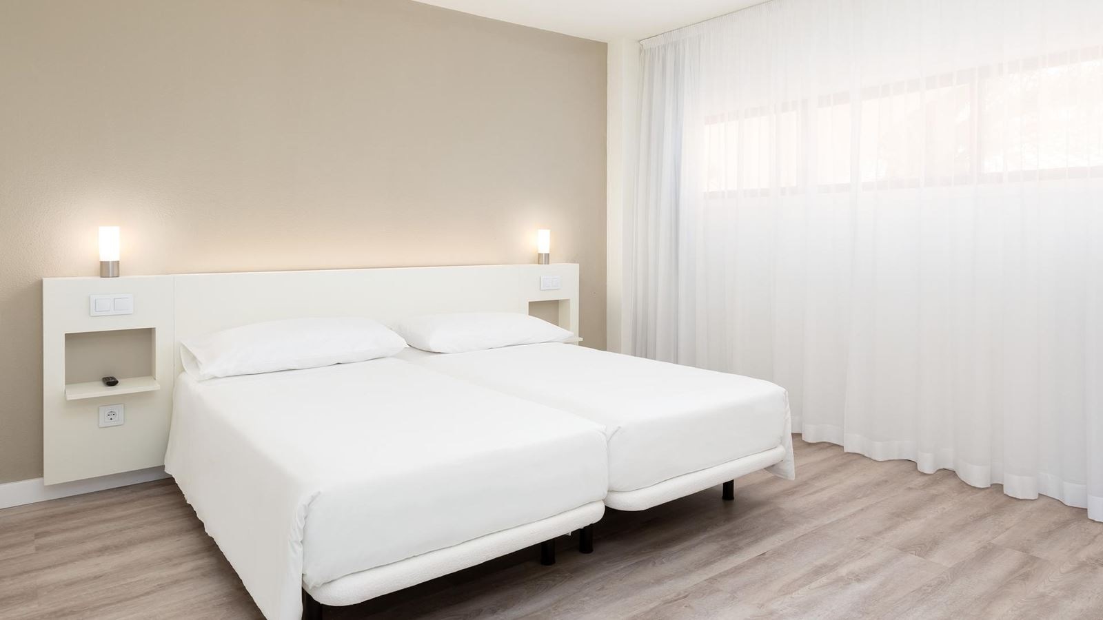 rooms-1-bedroom-apartment-balcony-or-terrace