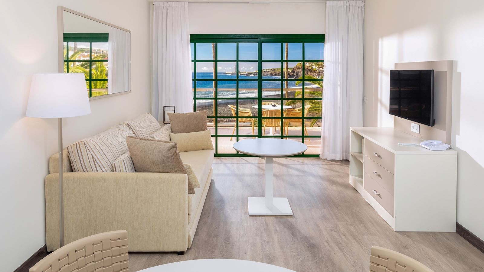 rooms-15extra-suite-1-bedroom-with-sea-view