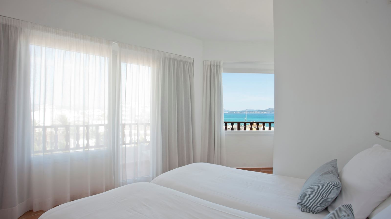 rooms-db--twin-room-balcony-or-terrace