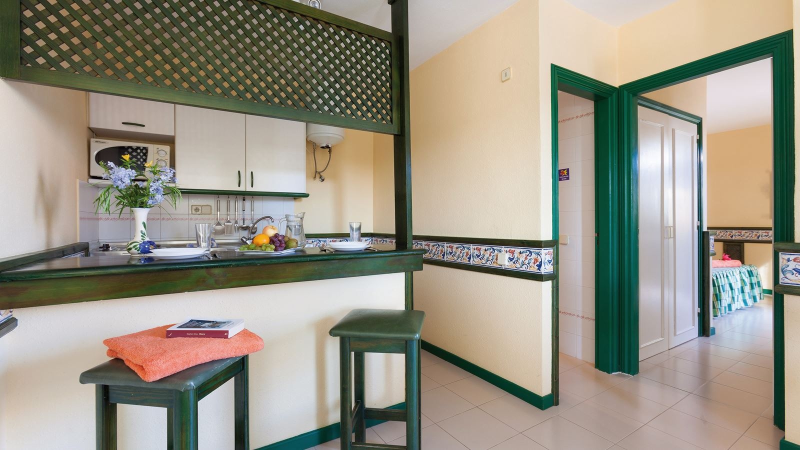 rooms-1-bdrm-pool-view