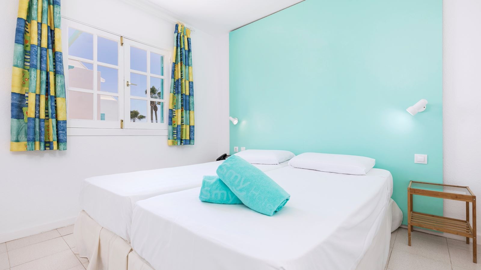 rooms-one-bedroom-suite-pool-side-terrace