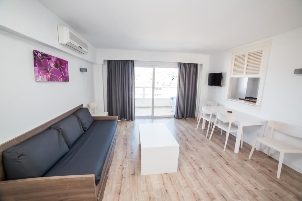 rooms-apartment-2-bedroom-sea-view