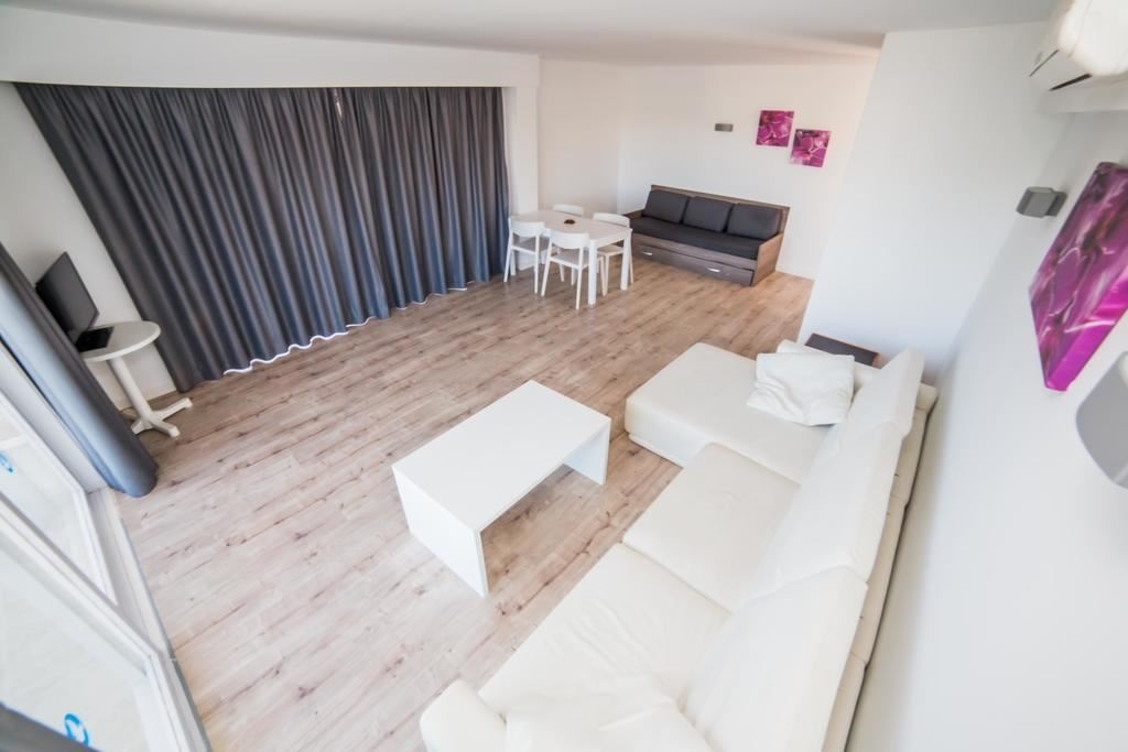 rooms-apartment-2-bedroom-sea-view