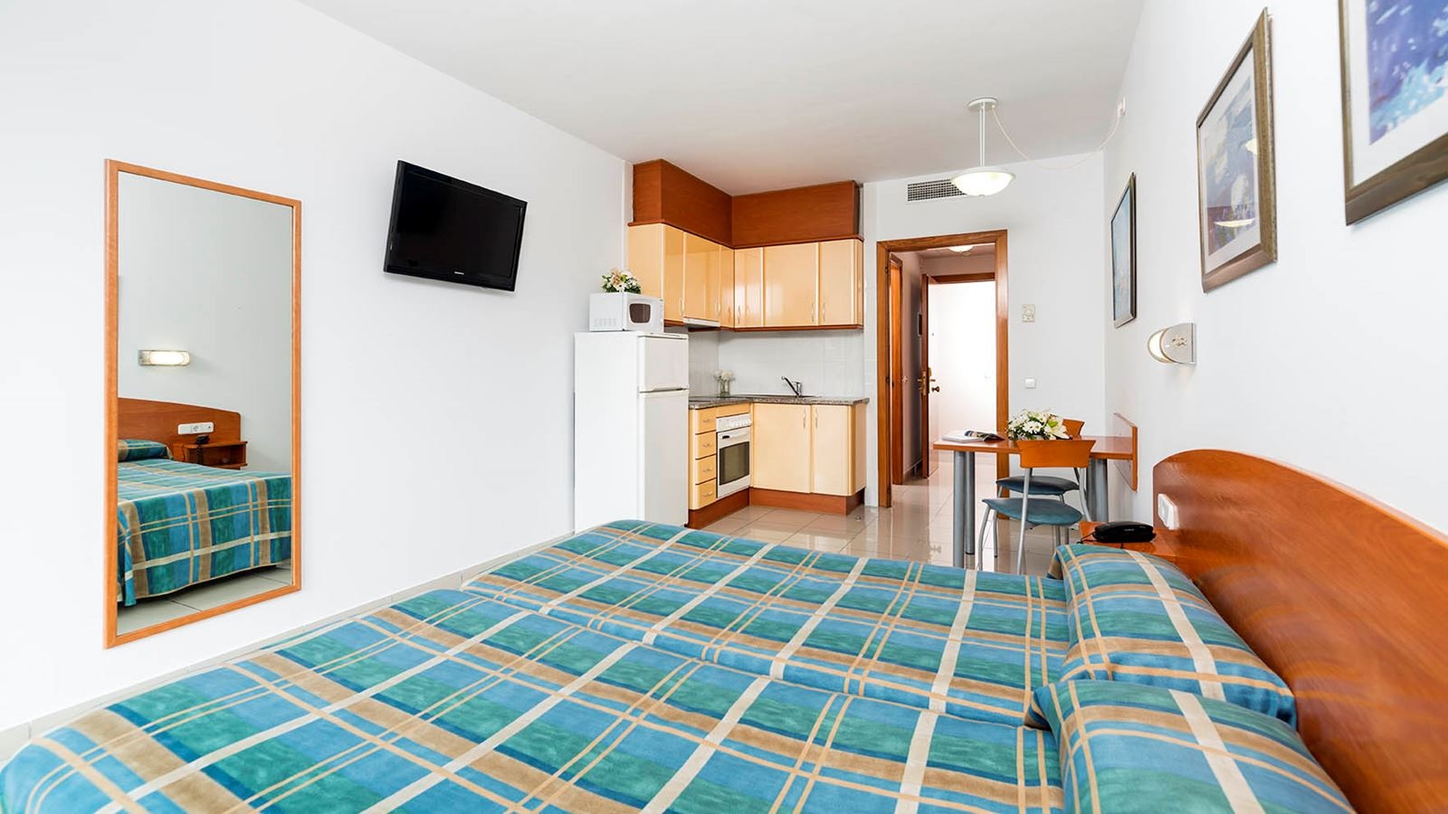 rooms-studio-room-pool-view