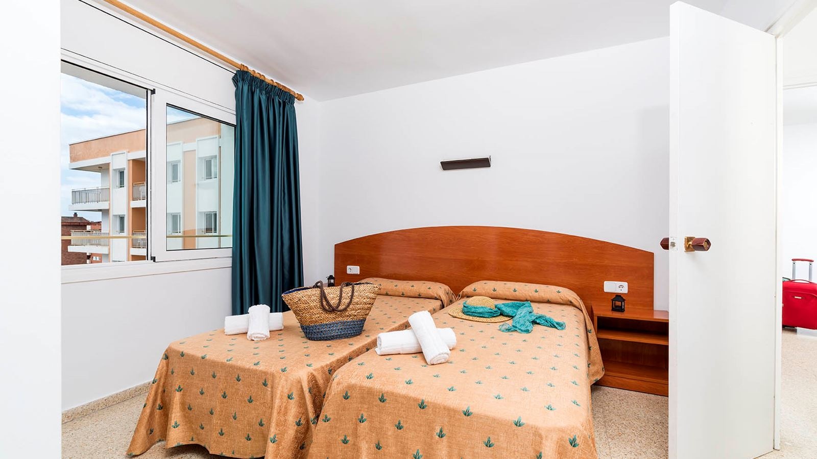 rooms-apartment-3-bedrooms-terrace