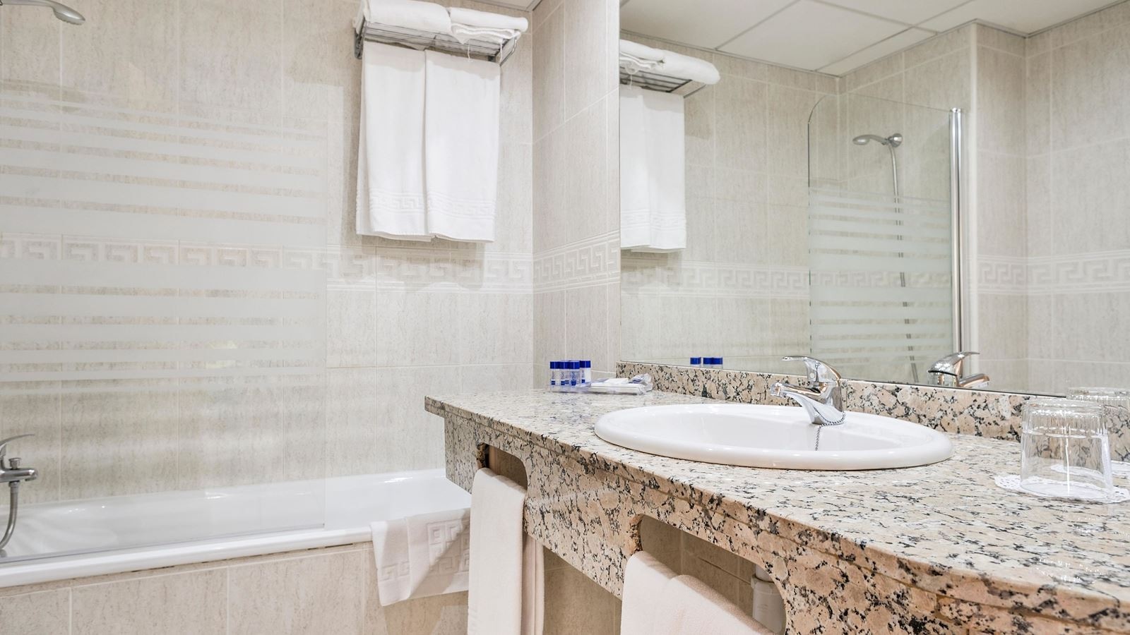 rooms-standard-room-poolview