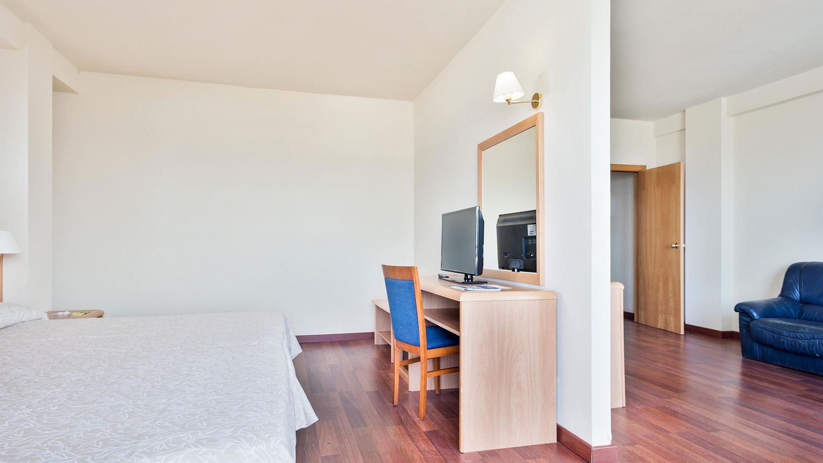 rooms-suite-junior-with-terrace