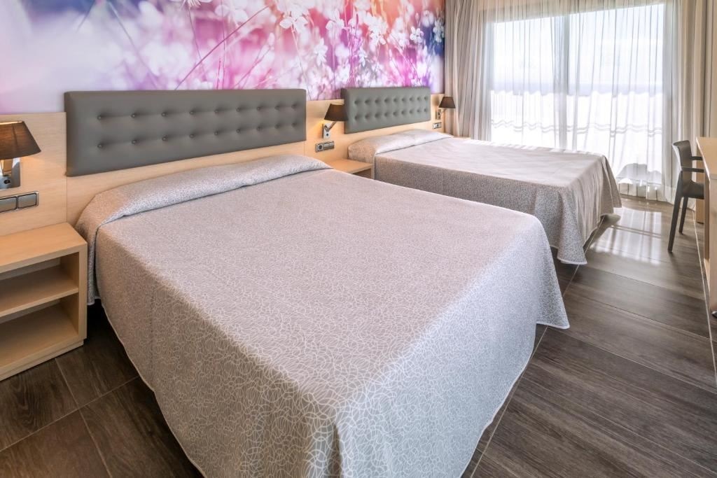 rooms-quadruple-room-balcony-or-terrace