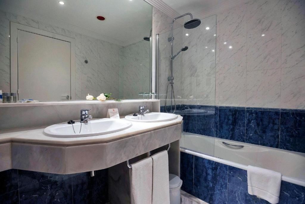 rooms-quadruple-room-balcony-or-terrace