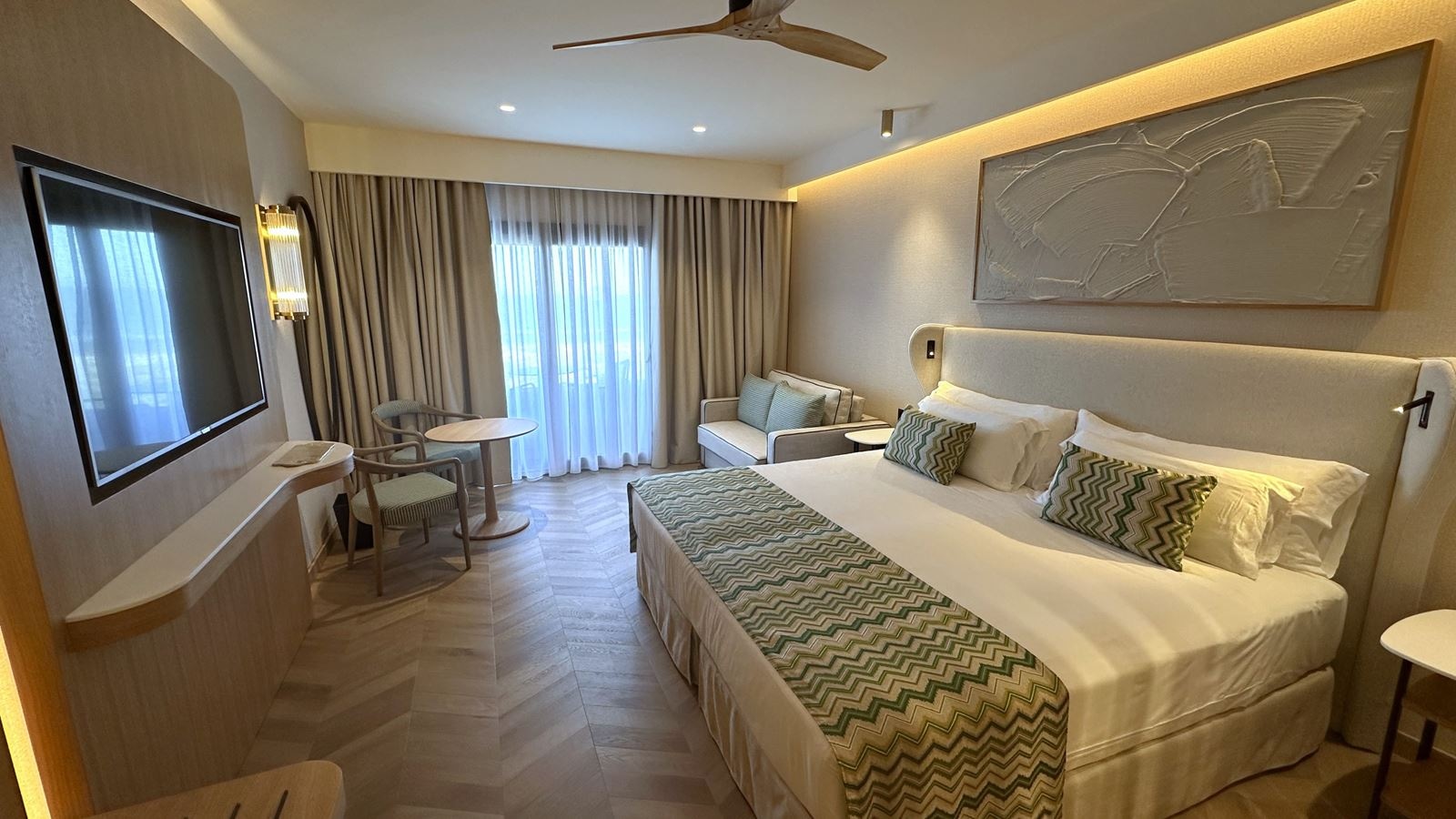 rooms-double-superior-pool-view-room