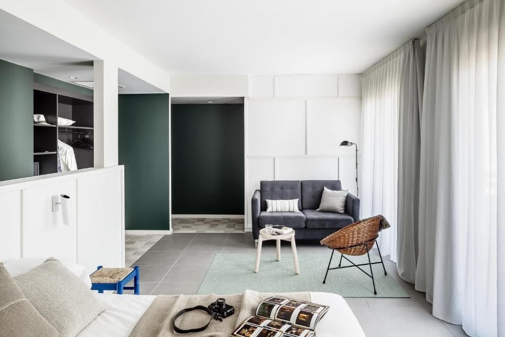 rooms-premium-room-pool-view