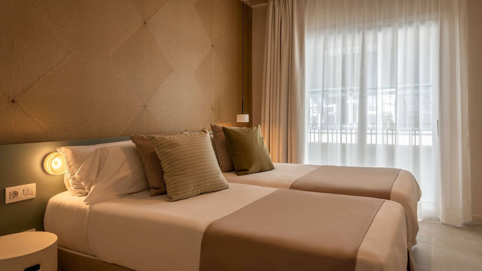 rooms-friendly-room-balcony-or-terrace