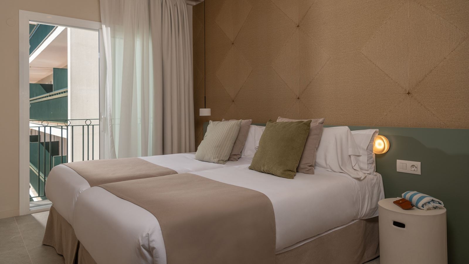 rooms-friendly-room-balcony-or-terrace