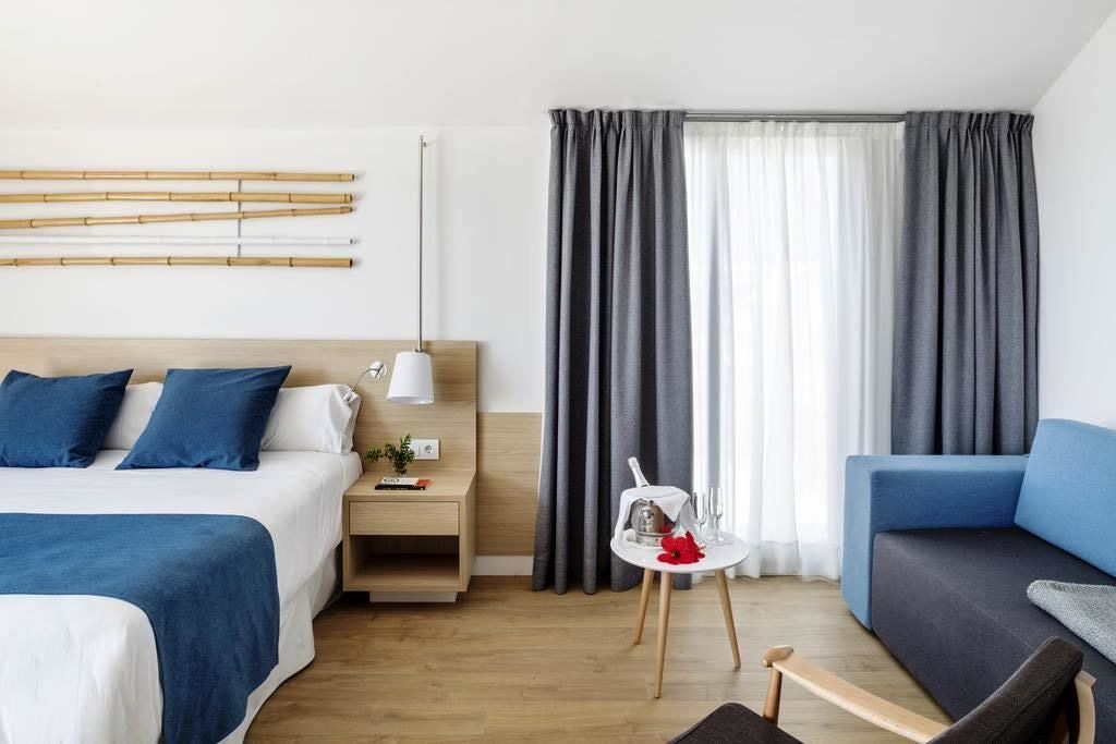 rooms-double-premium-sea-or-pool-view-balcony-or-terrace