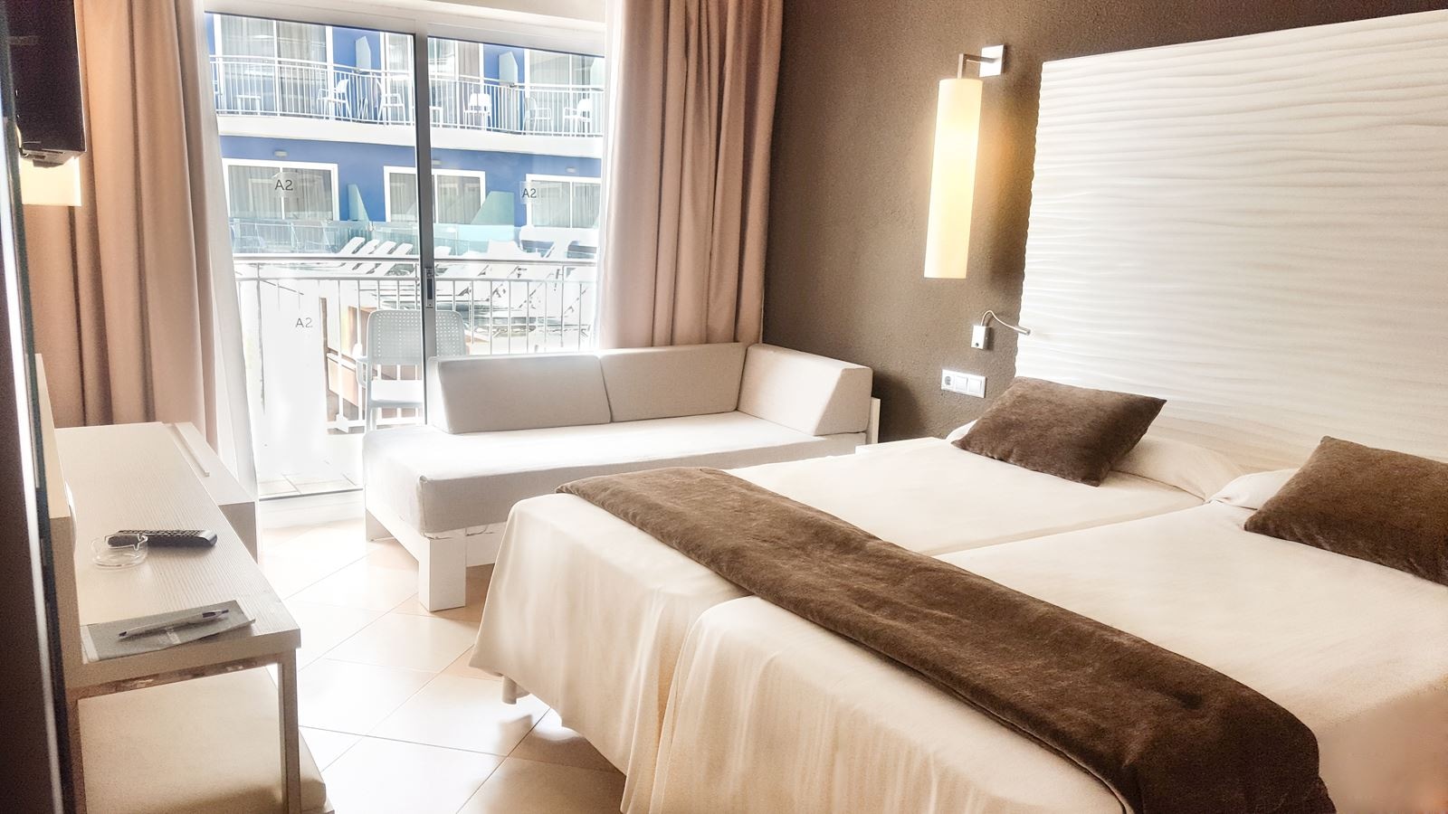 rooms-double-standard-room-poolview-balcony-or-terrace