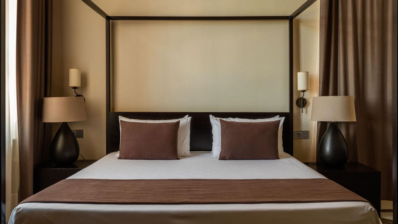 rooms-double-club-with-balcony-or-terrace