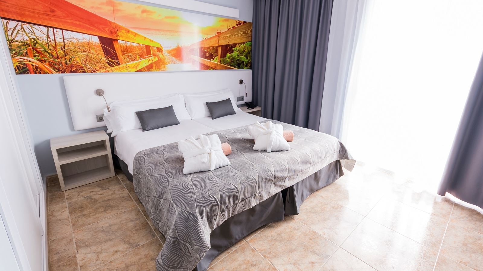 rooms-twin-low-cost-room-without-balcony-or-terrace