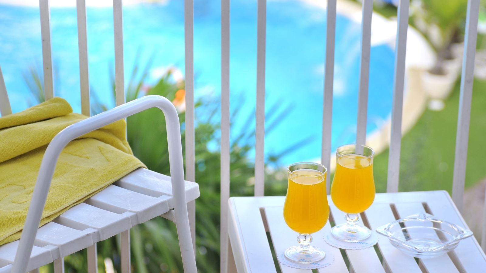 rooms-double-standard-room-poolview-balcony