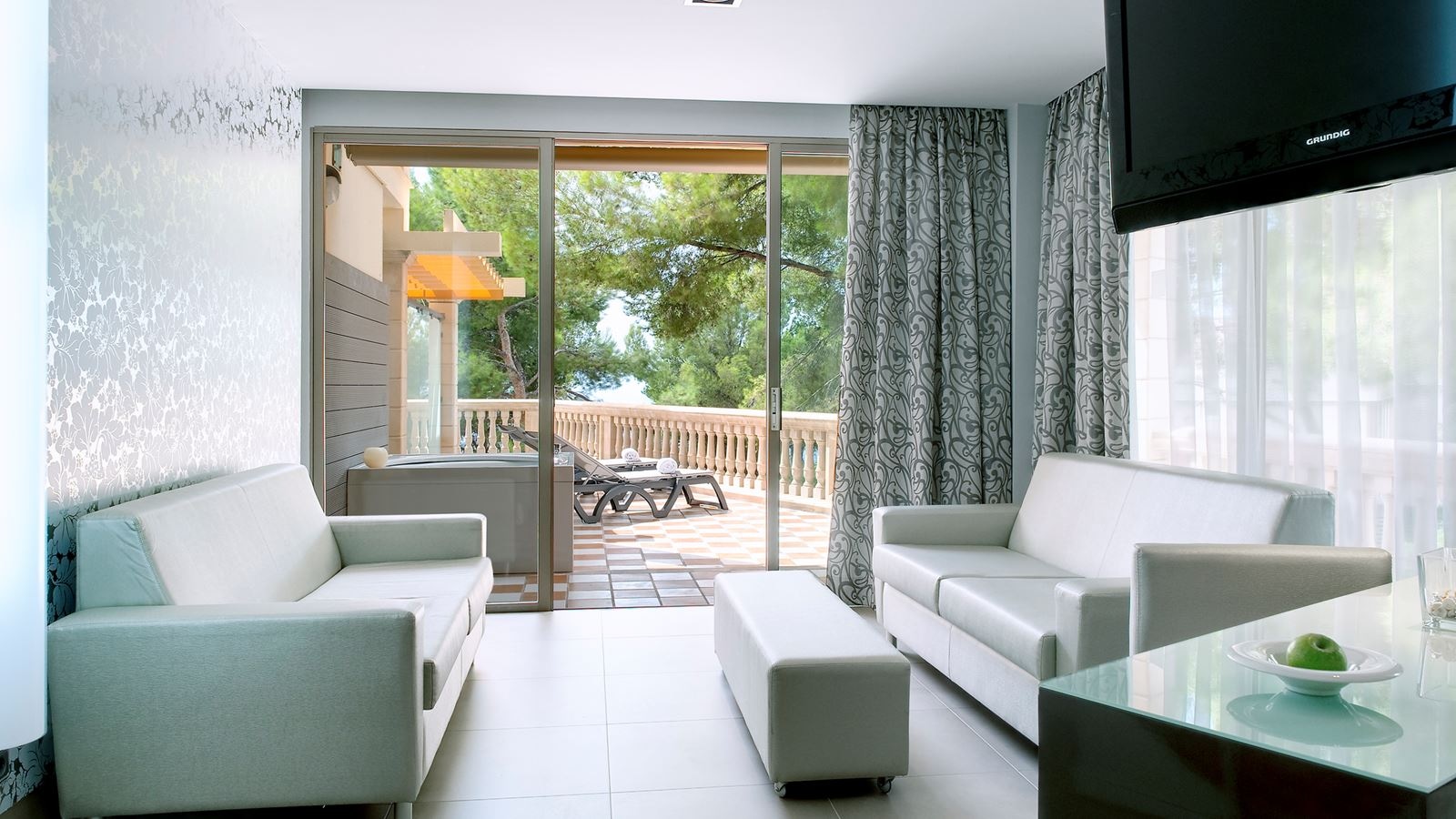 rooms-junior-suite-ocean-front-balcony-or-terrace