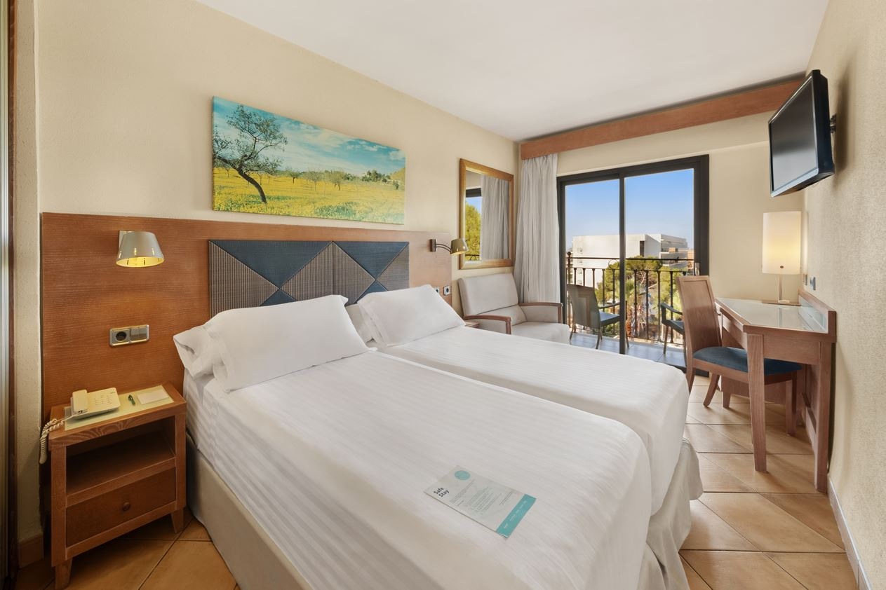 rooms-single-wchild-standard-room-balconyterrace