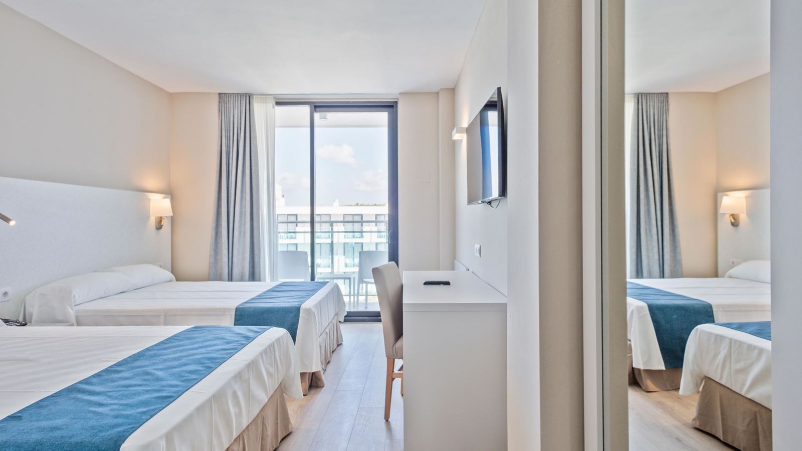 rooms-double-room-pool-view