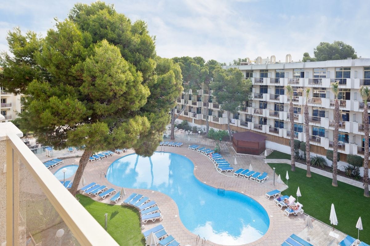 rooms-double-room-pool-view
