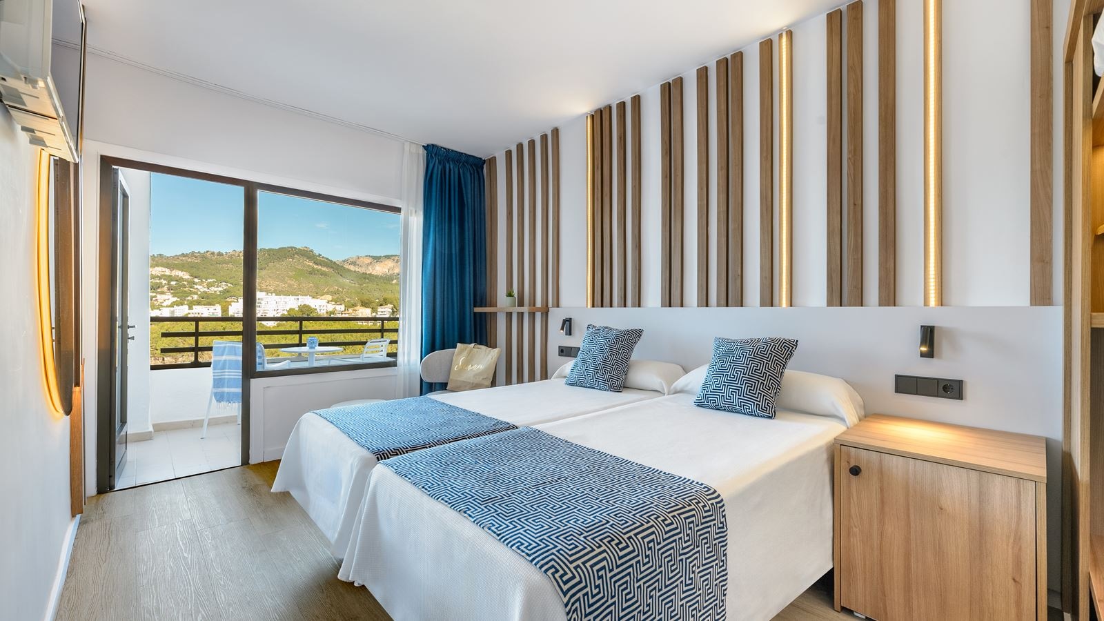 rooms-twin-lateral-sea-view-balcony