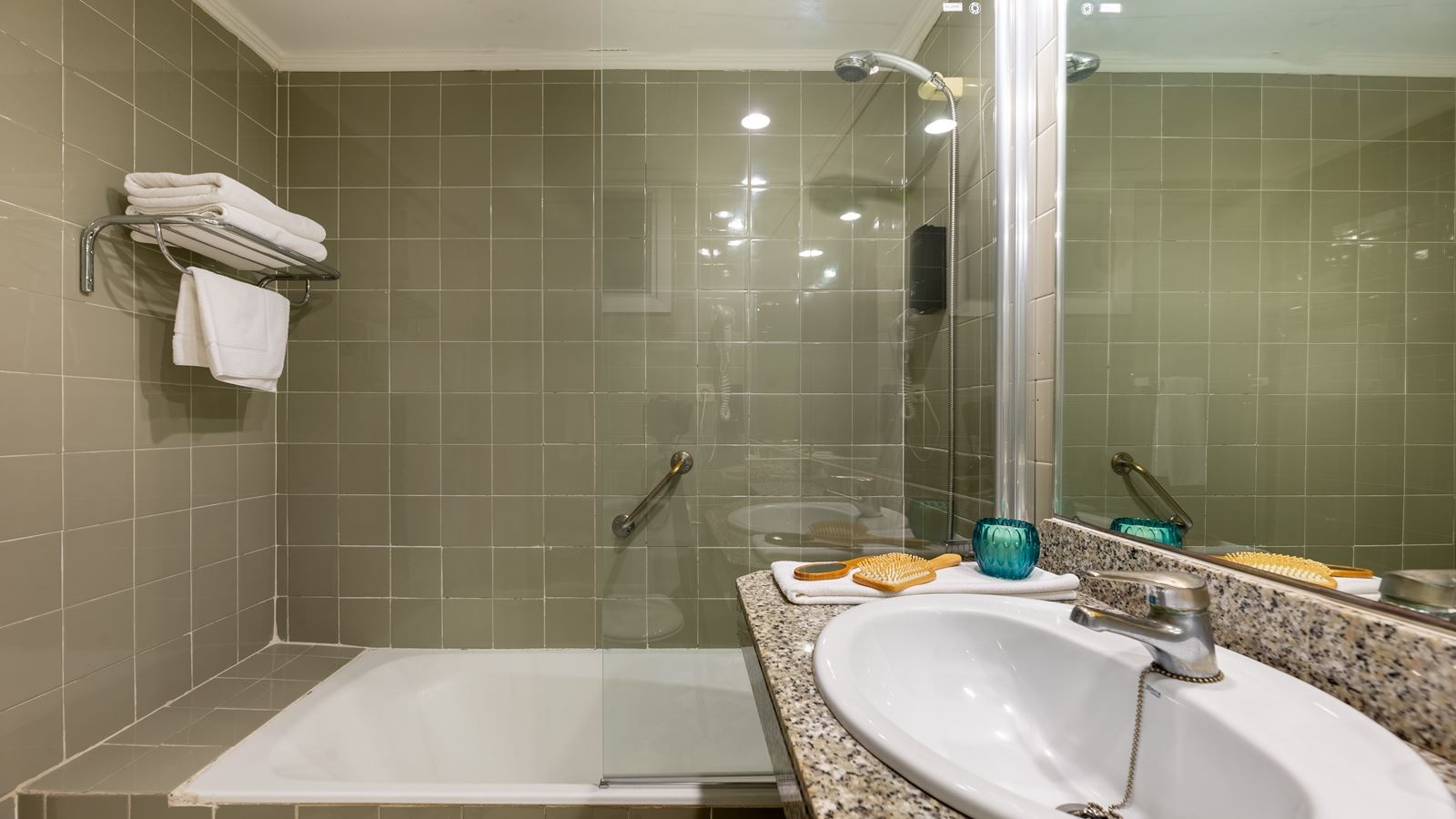 rooms-twin-lateral-sea-view-balcony