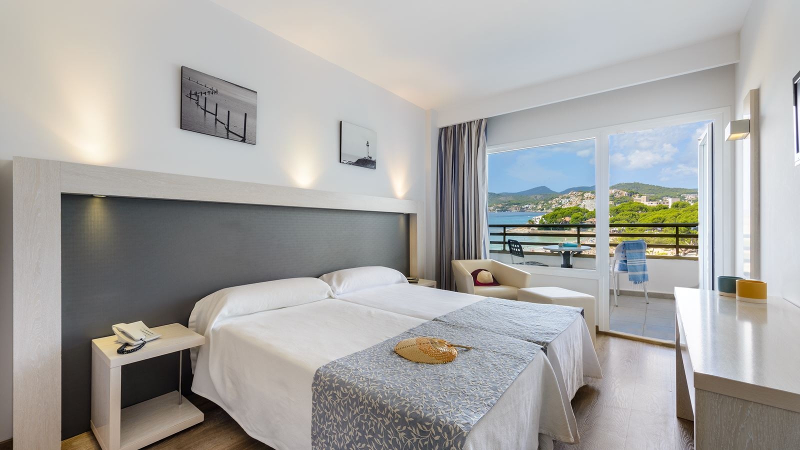 rooms-twin-sea-view-balcony