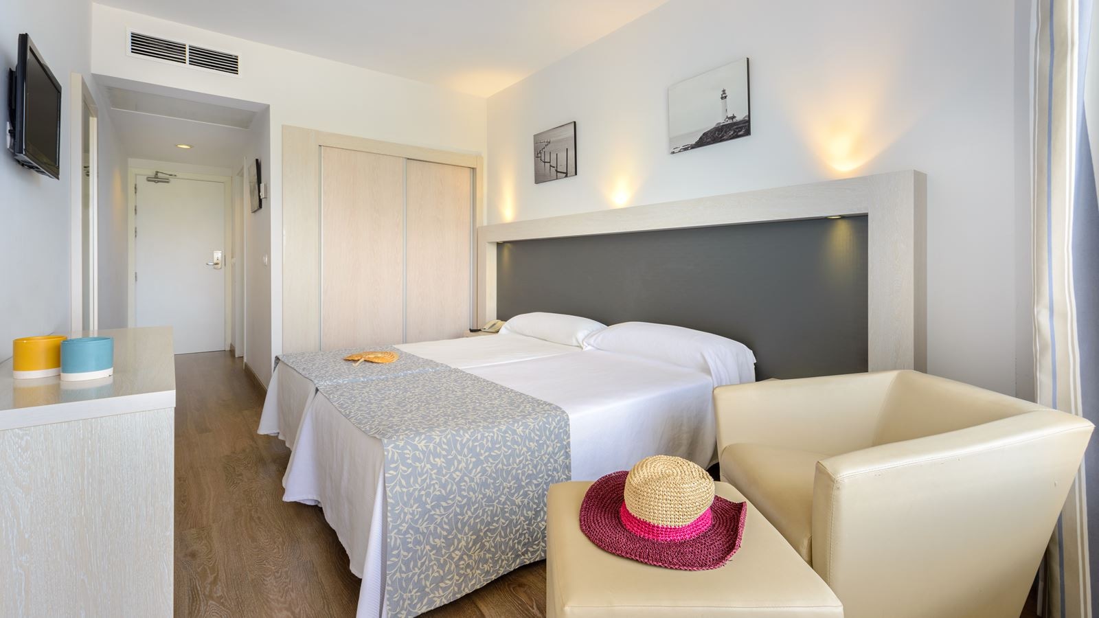 rooms-twin-sea-view-balcony