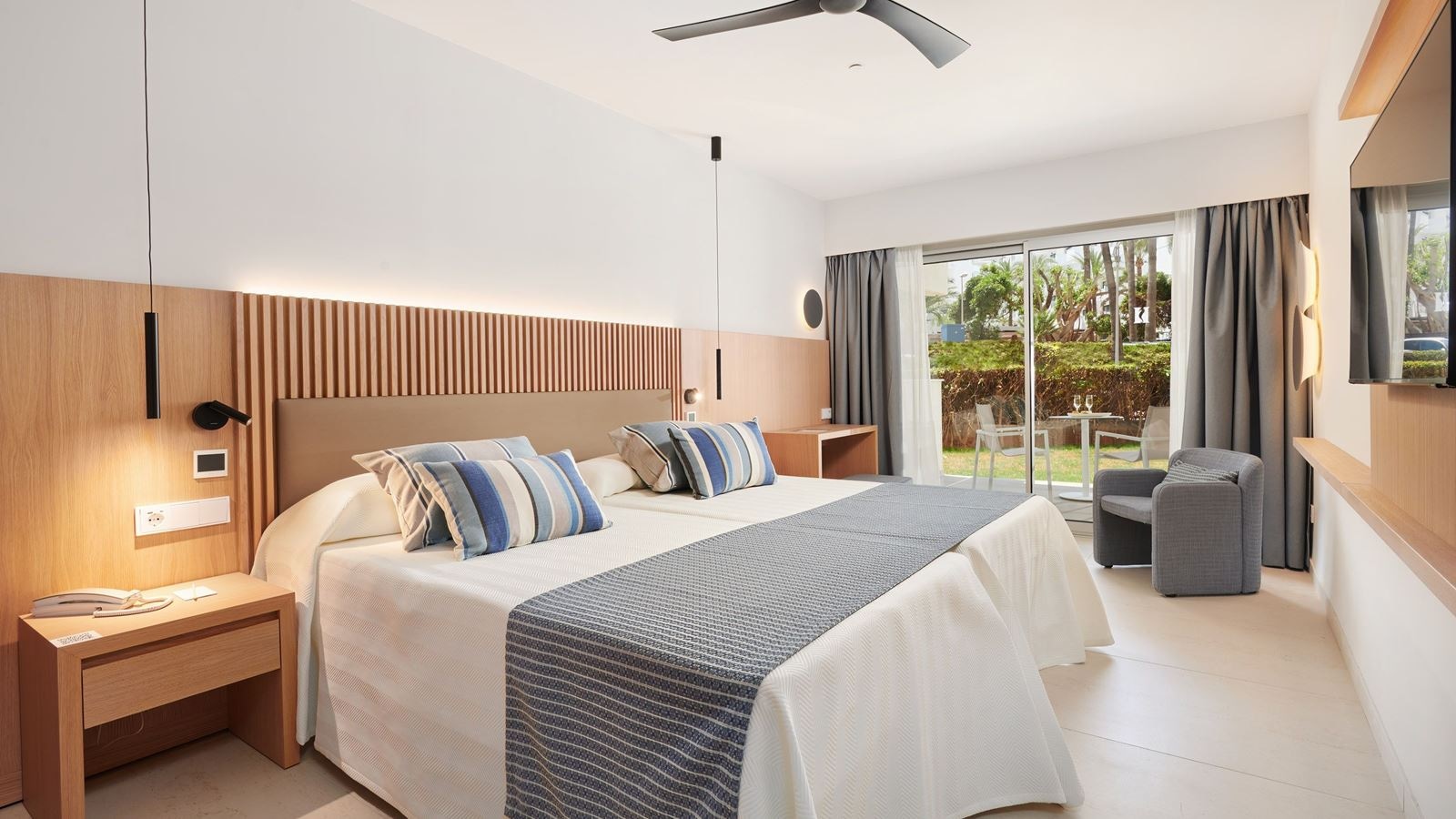 rooms-double-room-balcony-or-terrace