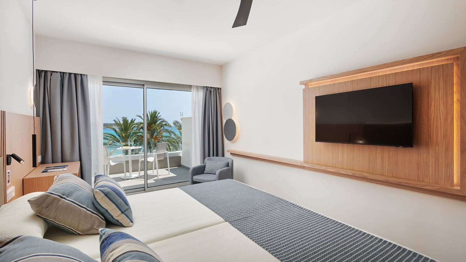 rooms-double-single-use-sea-view-with-balcony