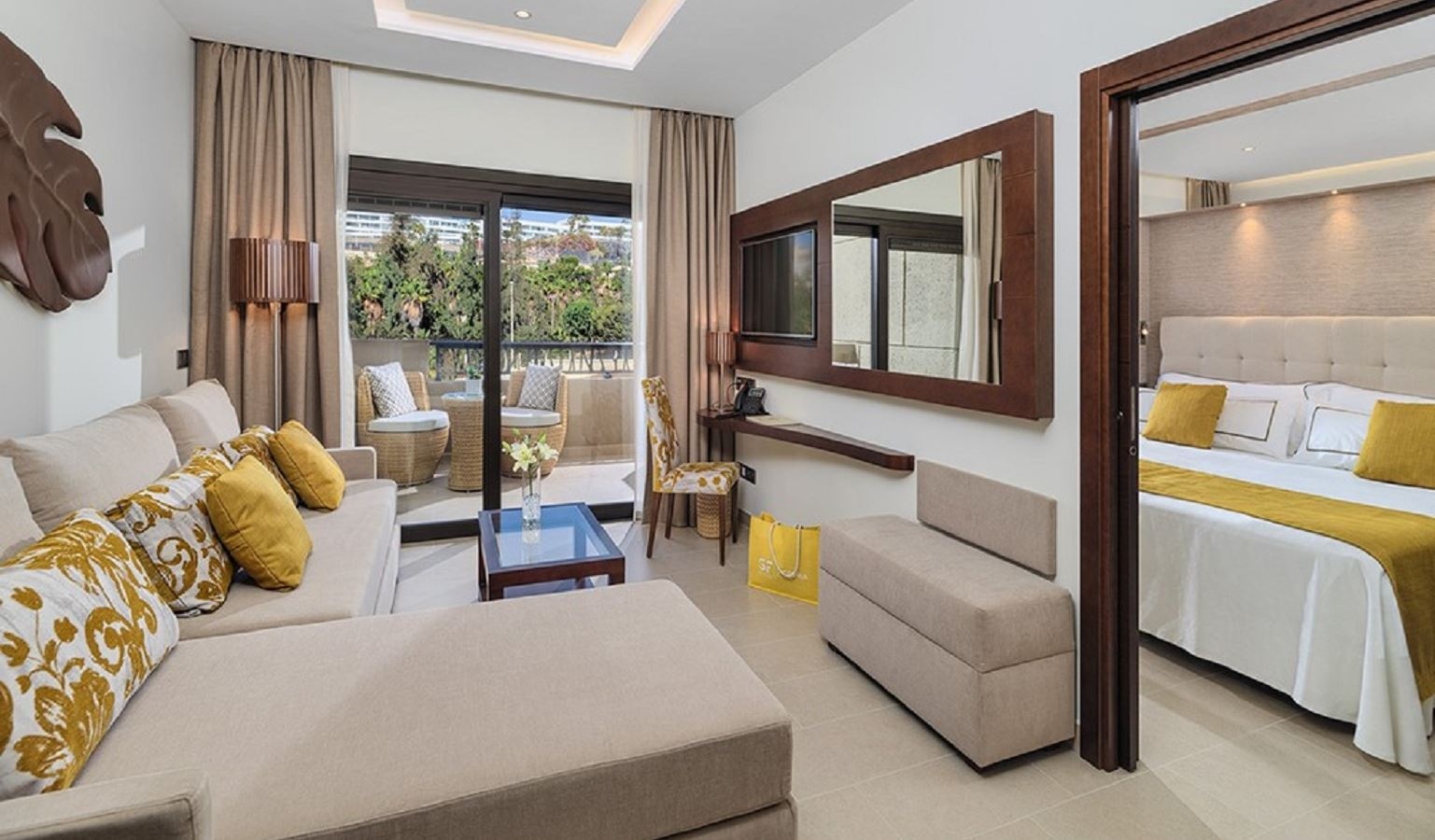 rooms-senior-suite-balcony-or-terrace