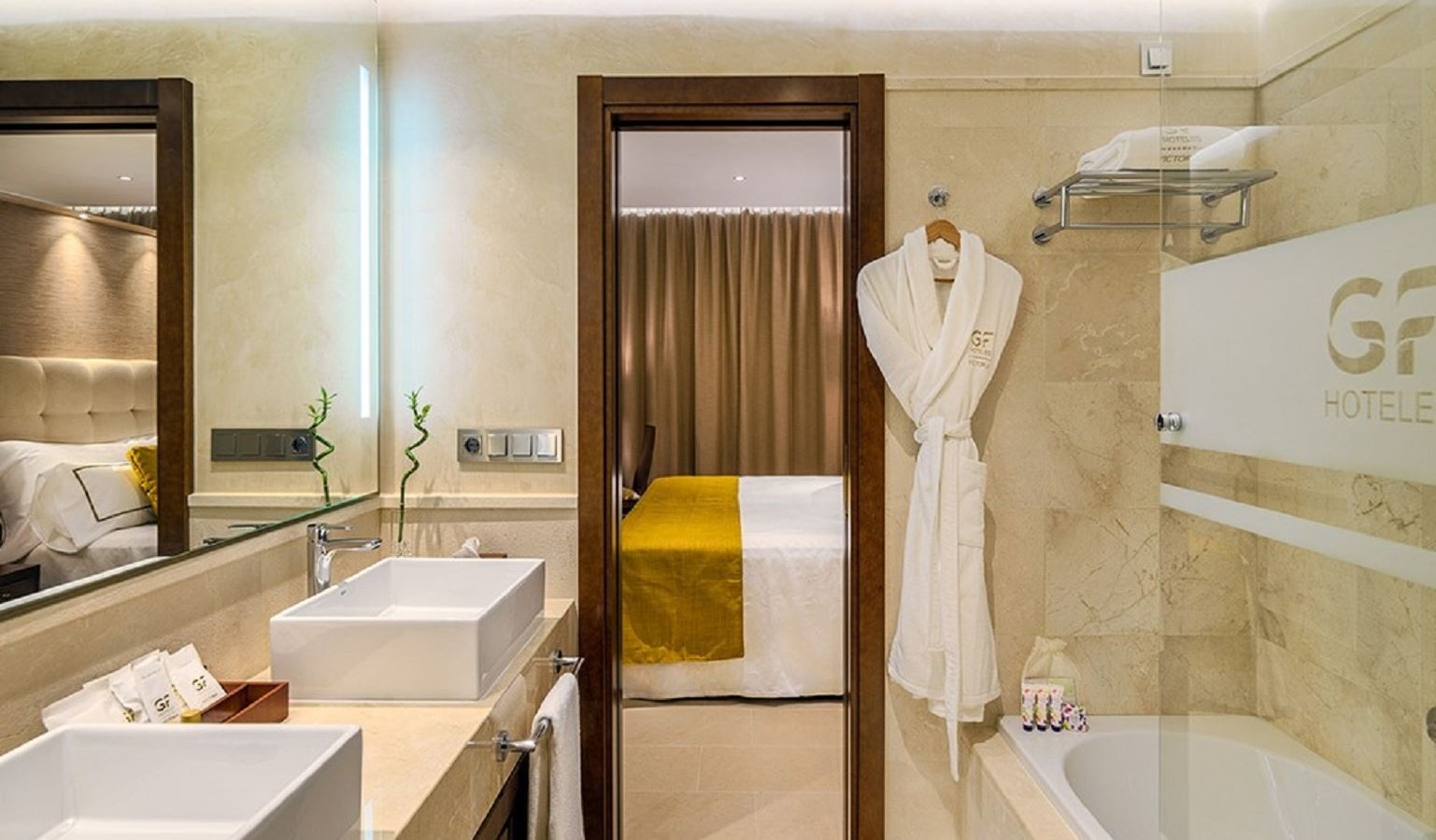 rooms-senior-suite-balcony-or-terrace