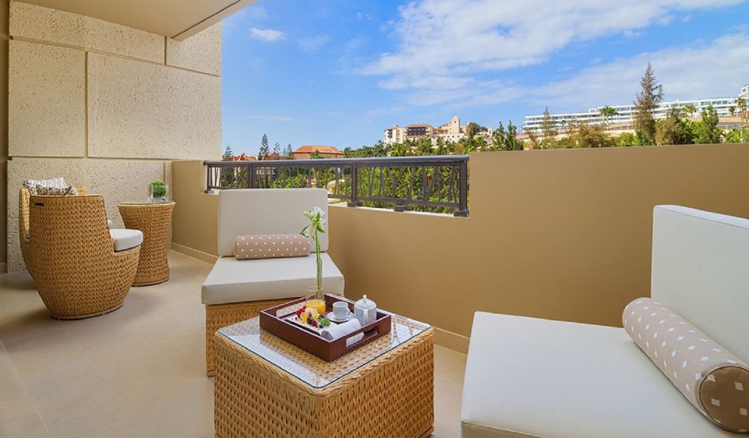 rooms-senior-suite-balcony-or-terrace