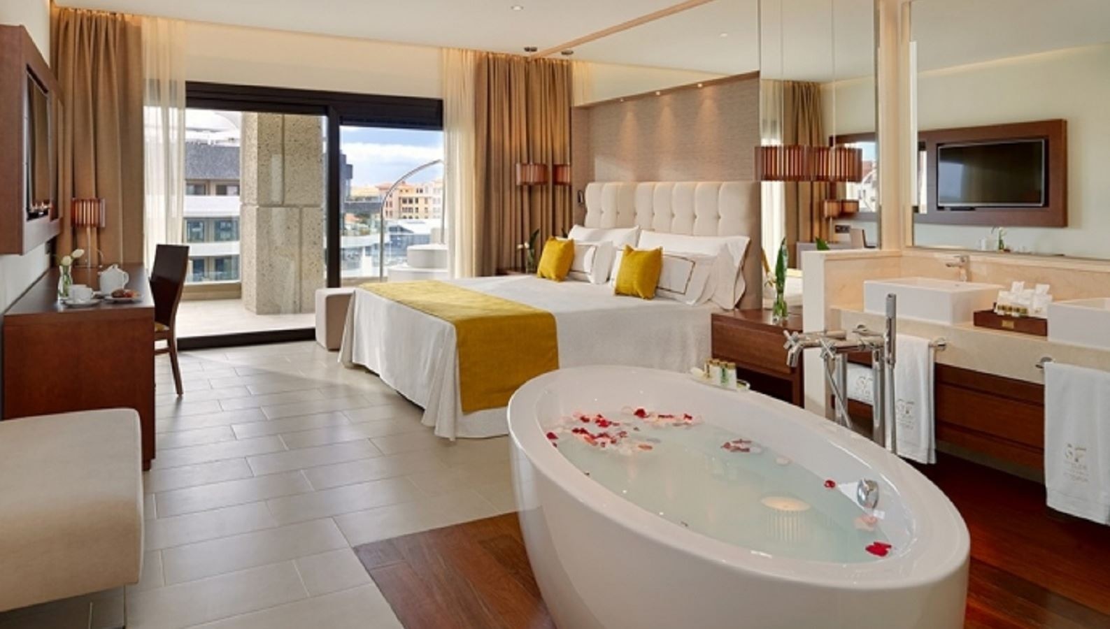 rooms-harmony-suite-balcony-or-terrace